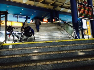 Wejście na perony na dworcu w Ostravie